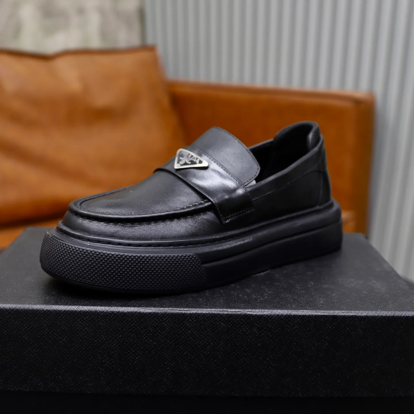 Ex-factory price: 500💰🙅‍♂️🙅‍♂️🙅‍♂️ Brand: PRADA Standard code: Men's code 38-44 (45 can be customized) Grade: Same style as the official website Original order quality Material: Original cowhide surface Comfortable lining Original outsole Style category: Men's fashionable casual leather shoes Distinguished big-name luxury elements Top luxury Color: Color of the actual picture
